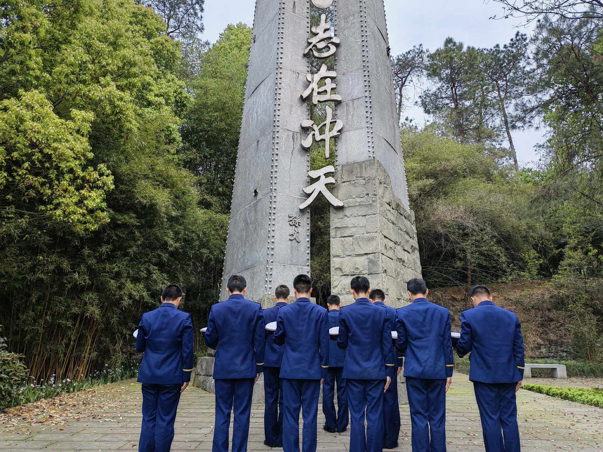 2023年清明节重庆消防缅怀先烈，传承精神续薪火